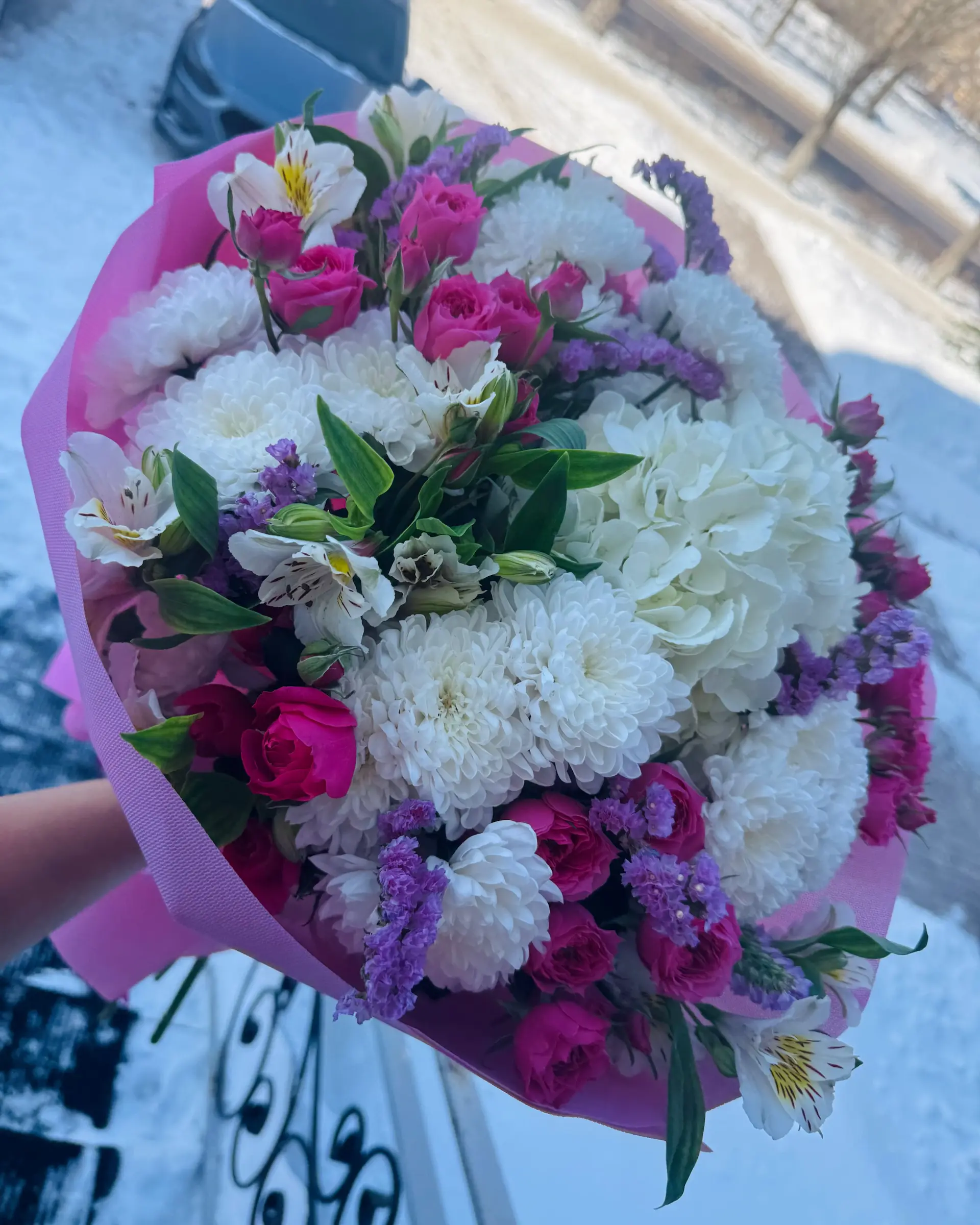 Элегантный букет с тюльпанами и альстромериями – доставка по Астане для вашего важного дня